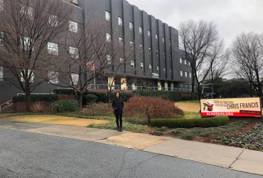 Em frente à SCAD em um dia de inverno.